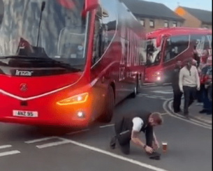 Απίστευτο σκηνικό: Οπαδός της Πάλας μπλόκαρε το πούλμαν της Λίβερπουλ για να δέσει τα κορδόνια του (video)
