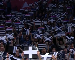 Τι συμβολίζουν τα πλακάτ της Παρτίζαν που συνθέτουν ένα... απέραντο ασπρόμαυρο κορεό (video)