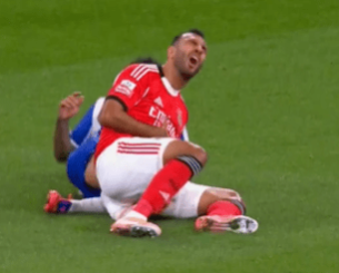 «Απάντησε» στην Πόρτο η Μπενφίκα - Ανάρτησε βίντεο με αγκωνιές εις βάρος του Παυλίδη