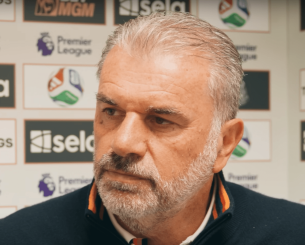 Ο Ποστέκογλου τα έβαλε με δημοσιογράφο - «Ακόμα και στην αυλή του σχολείου μου τσακωνόμουν, εσένα σε παράτησαν οι γονείς σου;»