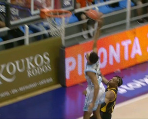 Υπέρμετρος ενθουσιασμός: Ο Μπάρμπιτς πήγε να καρφώσει και κατέληξε στο παρκέ (video)