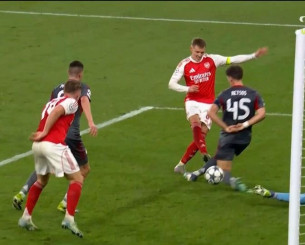 Η απίθανη απόκρουση του Τζολάκη και το τρομερό τάκλιν του Ρέτσου (video)