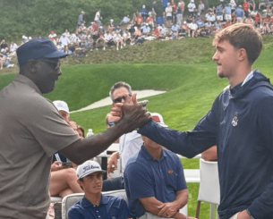 Μία συνάντηση με «αστερόσκονη» από το παρελθόν και το μέλλον: Ο Τζόρνταν δίνει το χέρι του στον Φλαγκ