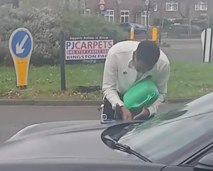 Παίκτης της Νιούκαστλ «έμεινε» από βενζίνη με την πανάκριβη Porsche του (video)