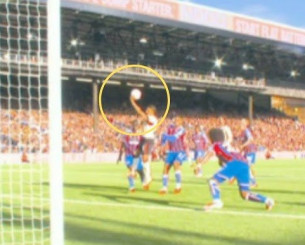 Σάλος στην Αγγλία με το VAR: Μέτρησε γκολ της Λίβερπουλ παρά το πεντακάθαρο χέρι του Σαλάχ (video)