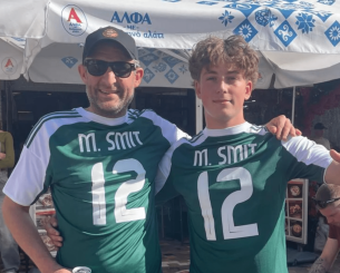 Οι οπαδοί της Γκόου Αχέντ Ιγκλς σε κέφια - Τύπωσαν το όνομα του δις σκόρερ Σμιτ σε φανέλες του Παναθηναϊκού