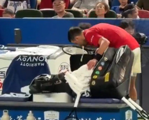 Ο Τζόκοβιτς έκανε εμετό λόγω της ακραίας ζέστης στη Σαγκάη (video)