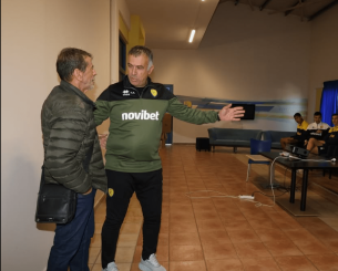 Ο Αναστασίου υποδέχθηκε τον Πετράκη - Η συγκινητική ομιλία στους παίκτες του Παναιτωλικού (video)