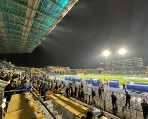 «Τρέλα» στο Καζακστάν: 30 χιλιάδες οπαδοί της Καϊράτ έξω από το γήπεδο (video)