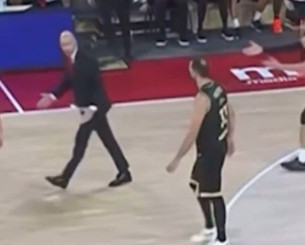 Έξαλλος με τον Μίροτιτς ο Σπανούλης - Μπήκε στο παρκέ (video)