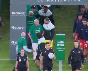 Υπέροχη πρωτοβουλία της Μπέτις: Οι παίκτες βγήκαν στο γήπεδο με τους γηραιότερους κατόχους διαρκείας (video)