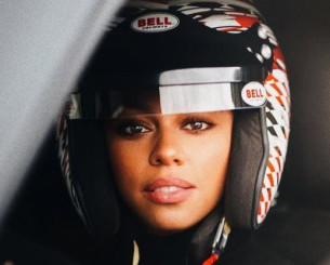 Δύο πανέμορφες γυναίκες στη «μάχη» για την προεδρία της Formula 1 (photos)