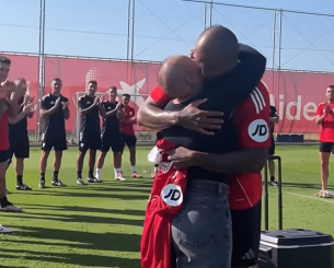 Υπέροχη στιγμή στην Σεβίλλη: Η γυναίκα του Μαρκάο νίκησε τον καρκίνο κι αποθεώθηκε στην προπόνηση (video)