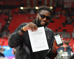 Ο Ολυμπιακός έδωσε οδηγίες στον Λεσόρ - Τι έγραφε το χαρτί που κρατούσε