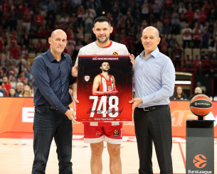 Ο Παπανικολάου βραβεύτηκε για τις περισσότερες συμμετοχές στην ιστορία του Ολυμπιακού (video)