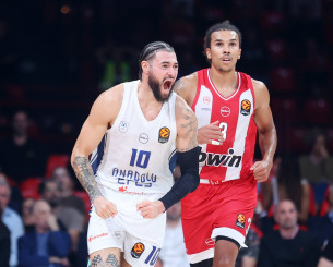 Η Εφές με Κορντινιέ «άλωσε» το ΣΕΦ και νίκησε τον «πληγωμένο» Ολυμπιακό
