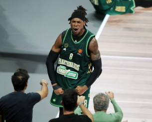 Χολμς: «Οι γκαρντ μου το κάνουν εύκολο, εγώ απλώς πιάνω την μπάλα και τελειώνω τη φάση»