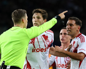 Η αποβολή του Έσε στο Μπαρτσελόνα - Ολυμπιακός που ξεσήκωσε διαμαρτυρίες (video)