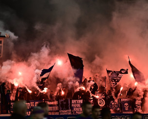 Φωτοβολίδες, κράνη, κοντάρια: Όλα όσα βρήκε η αστυνομία σε χώρο οπαδών του Ατρομήτου