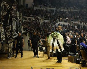 Κατάθεση στεφάνων από ΠΑΟΚ και Ηρακλή στη μνήμη των νεκρών των Τεμπών (video)