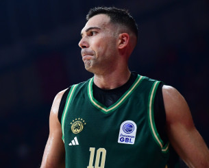 Ο Σλούκας απέτρεψε τον Μήτογλου από το να κάνει φάουλ στην τελευταία επίθεση - Γιατί το έκανε (video)