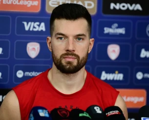 Πίτερς: «Δεν καταλαβαίνω αυτούς που παραπονιούνται για το πρόγραμμα ή λένε ότι είναι κουρασμένοι»