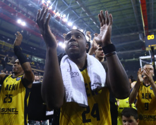 Ο Φρανκ Μπάρτλεϊ στο Athletiko: «Είμαστε στη σωστή κατεύθυνση, θα γίνουμε καλύτεροι»