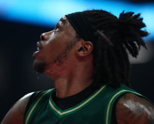 Ο Χολμς ένιωσε ενοχλήσεις και αποχώρησε από τον αγώνα του Παναθηναϊκού στη Ρόδο