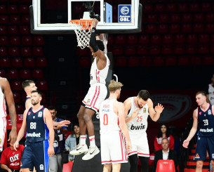 Τρομερό κάρφωμα του Νιλικίνα μετά από ασίστ του Πίτερς (video)