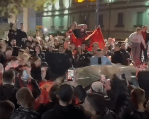 Χαμός στην Αλβανία μετά τη νίκη επί της Σερβίας: Πυροβολισμοί, πανηγύρια και... άρωμα Ελλάδας (video)