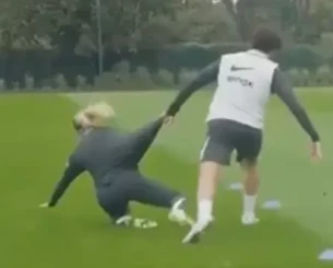 Δε χαρίζεται σε κανέναν και... καμία ο Ντιέγκο Κόστα - Πέταξε κάτω συμπαίκτρια του στην προπόνηση (video)