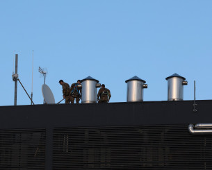 Ελεύθεροι σκοπευτές, ελικόπτερα και χημικά για έναν αγώνα - Που οδηγείται το ποδόσφαιρο;