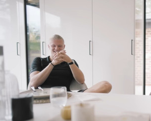 «Μου άρεσε πρώτα ο κολλητός σου» - Μια μέρα στη ζωή του Χάαλαντ (video)