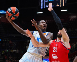 Ο Τόμσον με απίστευτο μπλοκ έδωσε τη νίκη στη Βαλένθια απέναντι στον... ολομόναχο Μπολμάρο