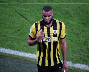 Η αποβολή του Μουκουντί με απευθείας κόκκινη κάρτα στο ΑΕΚ - ΠΑΟΚ (video)