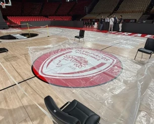 Η οροφή του ΣΕΦ έσταξε και οι άνθρωποι του Ολυμπιακού άπλωσαν μουσαμάδες για να προστατευτεί το παρκέ (video)