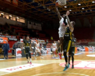 «Dunk Contest» στην Πάτρα: Το απίστευτο κάρφωμα του Κόλμαν κόντρα στο Μαρούσι (video)