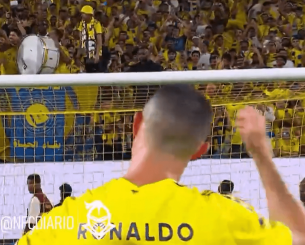 «Τρελάθηκε» ο Κριστιάνο - Εδειχνε στον IShowSpeed πώς να χτυπάει το τύμπανο στην εξέδρα (video)