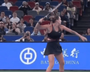 Παραλίγο ατύχημα από τα... νεύρα της: Η Σαμπαλένκα πέταξε τη ρακέτα και λίγο έλειψε να βρει το ball kid (video)