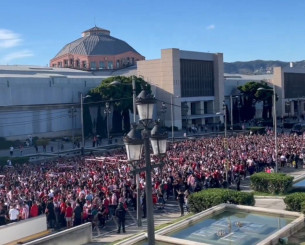 «Κοκκίνισε» η Βαρκελώνη: Τα βίντεο του Athletiko με τον κόσμο του Ολυμπιακού στο κέντρο της πόλης