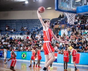 Είναι 14 ετών και έχει ύψος 2.29: Ποιο είναι το νέο φαινόμενο του παγκοσμίου μπάσκετ (video)