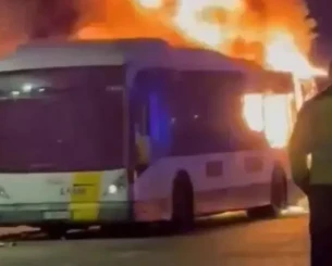 Οπαδοί της Μπαρτσελόνα έβαλαν φωτιά σε πούλμαν που τους μετέφερε στο γήπεδο της Κλαμπ Μπριζ (video)