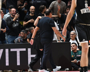 Αποβλήθηκε ο Αταμάν με δυο τεχνικές ποινές για διαμαρτυρία