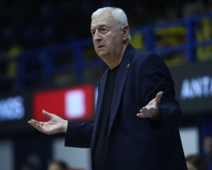 Πιθανή συνάντηση Αγγελόπουλου-Σάκοτα, στα... κάγκελα ο προπονητής της ΑΕΚ με τη διαιτησία στο Περιστέρι