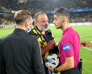 Σε απολογία ο Ηλιόπουλος για τις διαμαρτυρίες του για τη διαιτησία στο ΑΕΚ-Παναιτωλικός