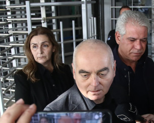 Συγκλονίζει η μητέρα του Άλκη Καμπανού - «Τα ισόβια σε αυτήν τη δίκη τα πήρα εγώ» (video)