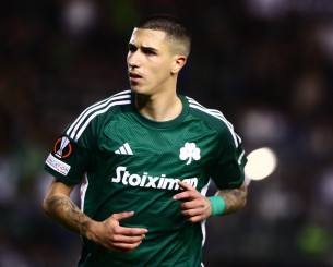 Ο Αϊτόρ δεν ξεχνάει τον Παναθηναϊκό - Έβγαλε φωτογραφία και... κάλυψε το σήμα του Ολυμπιακού (photo)