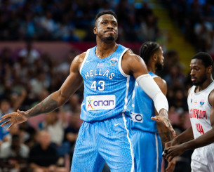 Ο «elevator» Θανάσης Αντετοκούνμπο σε καμπάνια για την πιστοποίηση των ασανσέρ σε όλη τη χώρα