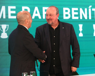 Η χειραψία Αλαφούζου - Μπενίτεθ στην παρουσίαση του Ισπανού