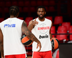 Ο Κίναν Εβανς ανεβάζει ρυθμούς - Εντάσσεται στις ομαδικές προπονήσεις του Ολυμπιακού (video)